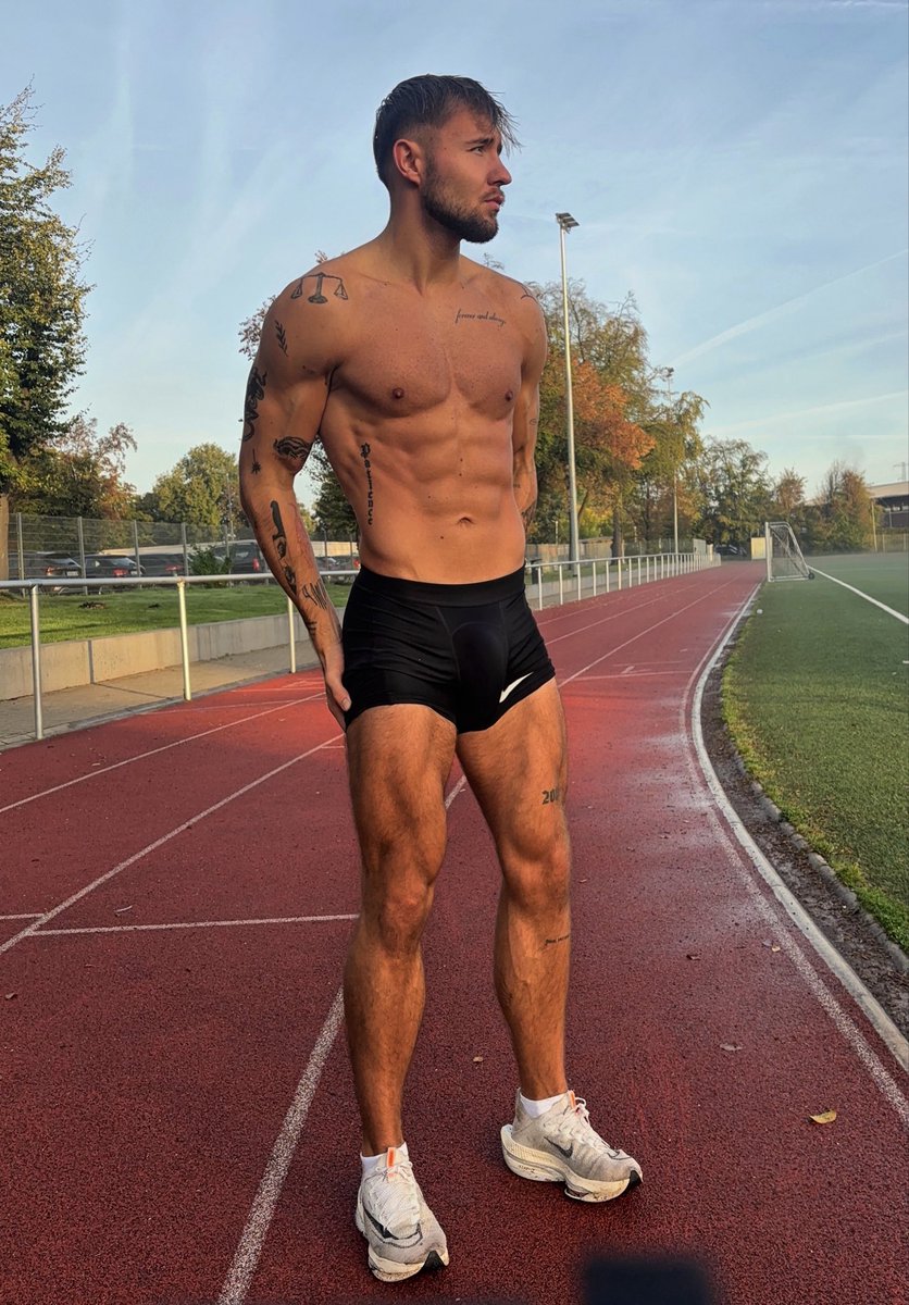 bertzjosh's tweet photo. Blas meinen Schwanz auf dem Sportplatz, ich bin ganz verschwitzt und nass. https://t.co/7fD9T9itOc