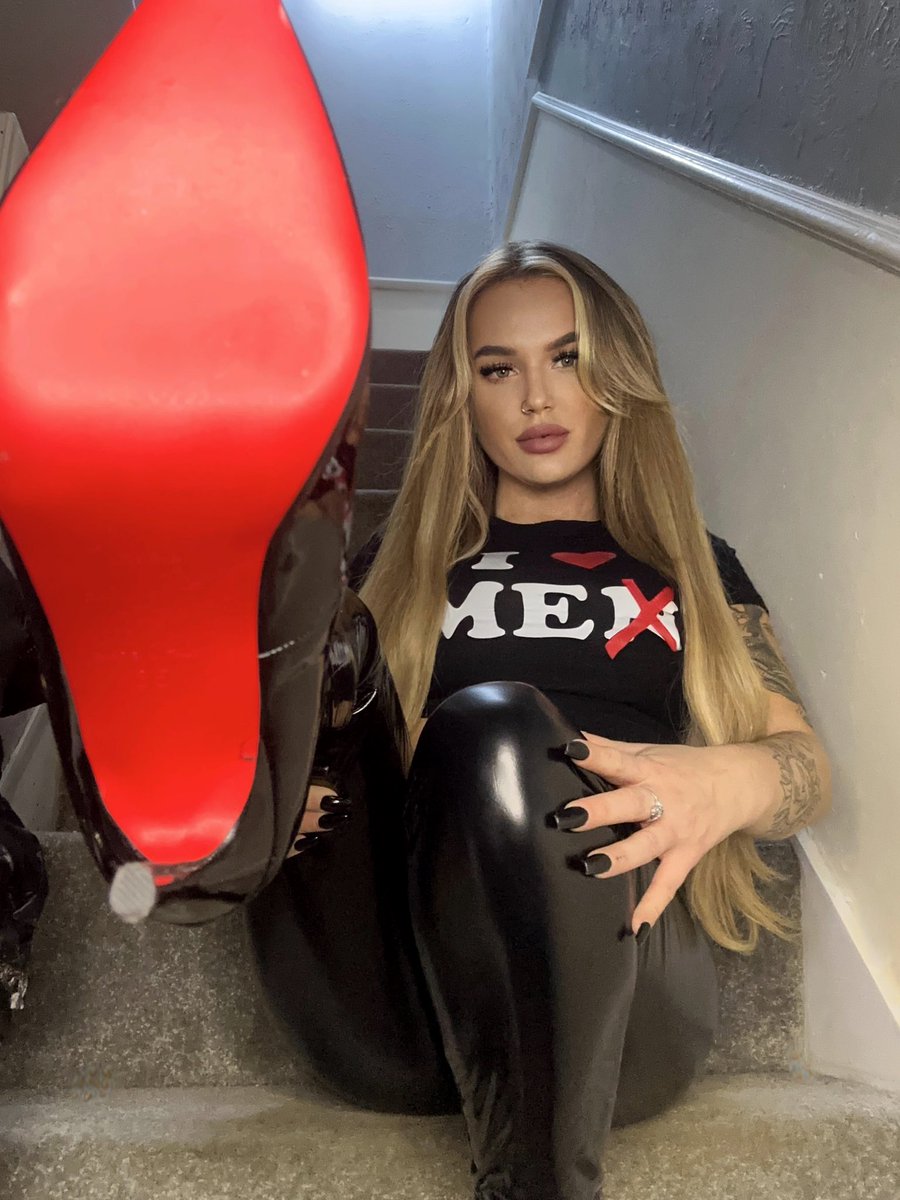 GODDESSLOLA356's tweet photo. Kniend, mit deinem Blick auf meine Fersen gerichtet. Du sprichst nicht, du fragst nicht, du atmest einfach die Luft unter meiner Sohle! Wenn du ein gehorsamer Welpe bist, erlaube ich dir vielleicht, meine göttlichen Pfoten anzubeten!! https://t.co/mPoTPOPOA7