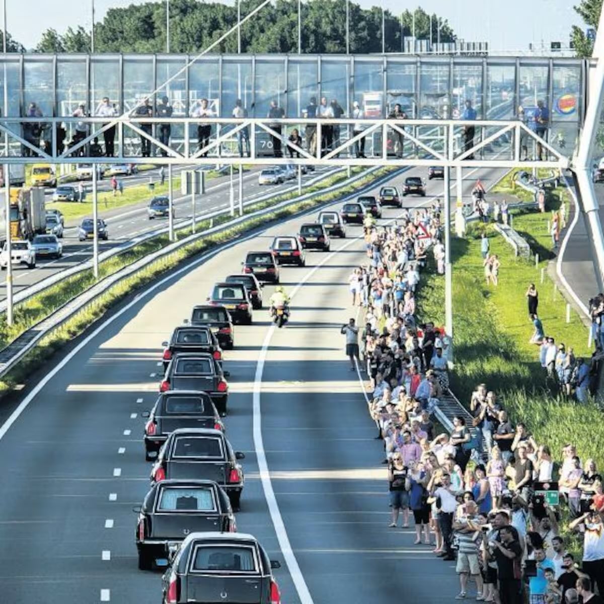 sevader2's tweet photo. @WNLVandaag Waarom is de MH17 rouwstoet niet onder de indrukwekkende beelden? https://t.co/PNhgriIWOV