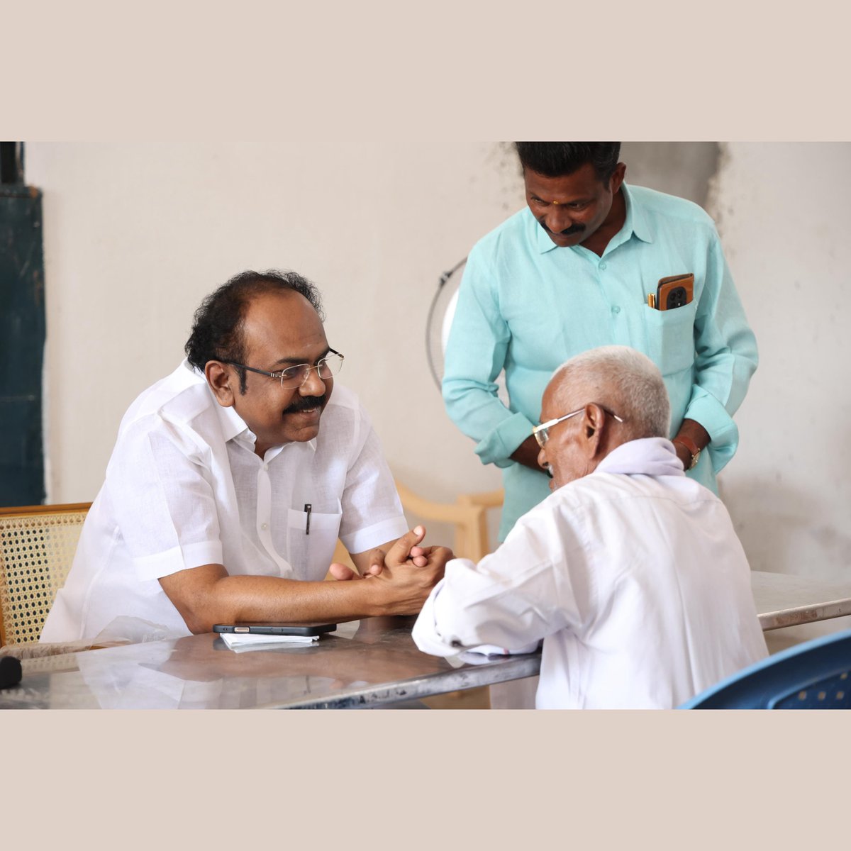 TThenarasu's tweet photo. அலங்கியமான உத்தம சோழ நல்லூர்!

தாராபுரம் இடைத்தேர்தல் பணிகளுக்காக அலங்கியம் ஊராட்சியில் பொறுப்பேற்றுக்கொண்டு, கடந்த இரு வாரங்களாகத் தேர்தல் பணிகளை மேற்கொண்டு வருகின்றோம்.

இப்பணிகளுக்கு இடையில், வரலாற்றின் போக்கில் அலங்கியம் குறித்த இரண்டு ஆவணங்களைக் காணும் வாய்ப்பு எனக்கு எதிர்பாராத வகையில் கிடைத்தது. ஒன்று, பதிமூன்றாம் நூற்றாண்டைச் சார்ந்த ஒரு துண்டுக் கல்வெட்டு! இரண்டாவது, 1958-ம் ஆண்டிலேயே அன்றைய கழகத் துணைப் பொதுச் செயலாளர் ஐயா என்.வி. நடராசன் அவர்கள் அலங்கியத்தில் கழகக் கொடியேற்றி உரையாற்றிய நிகழ்வின் துண்டுப் பிரசுரம்!

முதலாவதாக, 800 ஆண்டுகளுக்கு மேலாகியும், இன்றும் 'அலங்கியம்' என்ற பெயரே இந்த ஊருக்கு நிலைத்திருக்கிறது என்பதை, கொங்குச் சோழ மன்னனான வீரர���ஜேந்திரன் காலத்தைச் சேர்ந்த இந்தக் கல்வெட்டைப் படித்தபோது அறிந்து மகிழ்ந்தேன்.

“ஸ்வஸ்திஸ்ரீ வீரராஜேந்திர தேவற்கு யாண்டு…
பொங்கலூர்க்கா நாட்டில் அலங்கியமா(ன)…
ராசேந்திர அதியமானென அவிநாசி ஆளுடைய…
பெருங்கணைச் செல்வியார் ஸ்ரீபண்டாரத்து.. (பொன்)னறக் கொண்டு மண்ணற விற்ற நீர்நிலமாவது
காரா��்மைக் காணி அரை மாவும் குறையும் நிபட்ட…”
என்பது அந்தக் கல்வெட்டின் பாடம். கலியுக கன்னீஸ்வரர் அல்லது திண்டீஸ்வரர் கோவில் என அழைக்கப்படும் இவ்வூர் சிவாலயத்தின் கருவறைக்கு முன்னர், தரைத்தளத்தில் பதிக்கப்பட்டுள்ள இந்தக் கல்வெட்டு, இந்த ஊரைச் சேர்ந்த வீரனான ராசேந்திர அதியமான் என்பவர் அவிநாசியில் உள்ள கோவிலுக்கு நிலக்கொடை வழங்கிய விவரத்தினைத் தெரிவிக்கின்றது. 

காலப்போக்கில் மன்னனும், மக்களும், நிலத்தின் எல்லைகளும் மறைந்து போயின; ஊரின் பெயரில் ஒட்டியிருந்த உத்தம சோழ நல்லூர் என்ற பெயரும் கூட மறைந்து போய்விட்டது. ஆனால், அலங்கியம் மட்டும் இன்றும் நிலைத்திருக்கிறது.

இரண்டாவதாக, அலங்கியத்தின் இயக்க வரலாற்றில் 1958ம் ஆண்டு முதல் அழியாத கல்வெட்டாக அமைந்துவிட்ட அந்தக் கொடியேற்று விழா நிகழ்வில் பங்கேற்று, அந்தப் பெருமையுடன் இன்று தாராபுரம் நகரில் கழகத் ��லைவர் அண்ணன் தளபதி மு.க. ஸ்டாலின் அவர்களின் உரையைக் கேட்கத் தனது 92-ம் வயதிலும் துடித்துக் கொண்டிருக்கும் பெரியவர் ஐயா அய்யனார் அவர்கள���டன் உரையாடும் வாய்ப்பினைப் பெற்றேன். இளமையிலிருந்து தன் உடலில் ஓடும் 'திராவிட ரத்தம்' குறித்து உணர்ச்சி பொங்கக் குறிப்பிட்ட ஐயா அவர்கள், பதினேழு கழகத் தொண்டர்களை மட்டும் கொண்டு அலங்கியத்தின் காங்கிரஸ் கோட்டையைத் தகர்த்த வரலாற்றை எனக்கு விளக்கினார்கள். உவகையும், உற்சாகமும், உணர்ச்சியும் ஊட்டிய உரையாடல் அது.

கால வெள்ளத்தில் கரைந்துபோகாமல் அலங்கியம் நிலைத்து நின்று நெஞ்சி��ிக்கும் வரலாற்றுச் செய்திகளை  நமக்கு உணர்த்துவது போலவே, தள்ளாத வயதிலும் கழகத்திற்காக தளராமல் பணியாற்றிட வேண்டும் என்ற உணர்வு மிக்க ஐயா அய்யனார் போன்ற முன்னோடிகளின் உன்னதமான உழைப்பால்,  தாராபுரம் இடைத்தேர்தல் முடிவுகளும் கழக வெற்றியினை உறுதி செய்து வரலாற்றில் இடம் பெறும் என்பதே அந்த உரையாடல் எனக்கு உணர்த்திய செய்தி!

@mkstalin