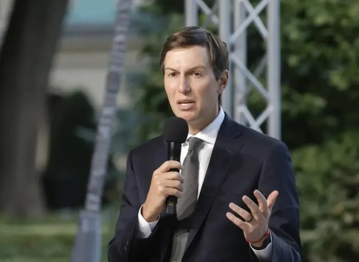 teleSURtv's tweet photo. Jared Kushner, enviado de paz de Trump, tiene vínculos financieros con empresas militares israelíes: su firma posee la mayor participación en Phoenix Financial e invirtió en compañías que suministraron armamento para Gaza. ¿Qué implica este conflicto de intereses?

Entra al enlace y conoce los detalles 👉https://t.co/MuXEqCvye6

#EEUU #Israel #2Oct