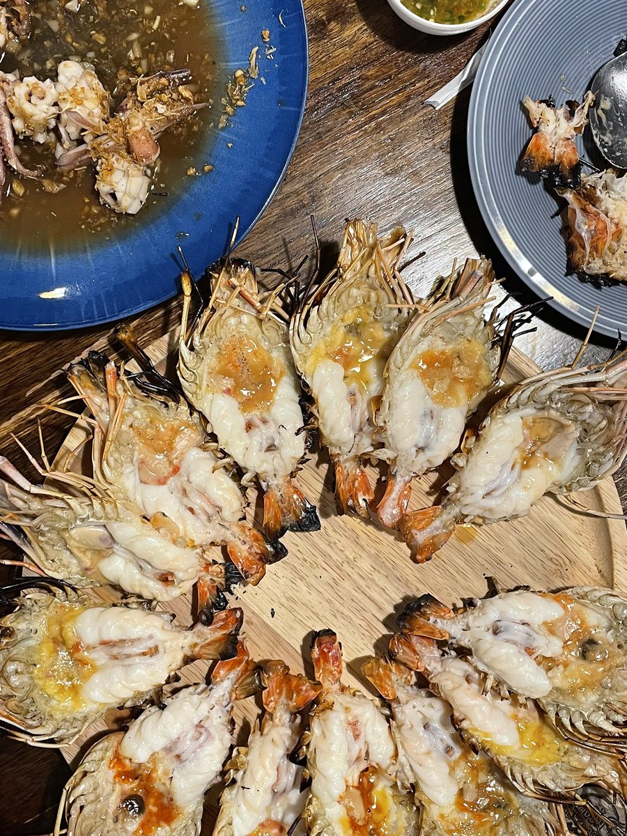 Rx_Ramona's tweet photo. 🍁ช้างม่อย (2)

- กุ้งยิ้ม (เน้นพวกทะเลเผา กุ้งเผาตัวใหญ่ฉ่ำ น้ำจิ้มแซ่บ มีอาหารทะเลที่เป็นกับข้าวด้วย สั่งแบบ a la carte หรือเซทก็ได้ คุ้ม จุก ร้านมีชาวต่างชาติแน่นตลอดตั้งแต่ร้านเปิด)

- กะเพราเนื้อเนื้อ ตามชื่อ กะเพราเนื้อ ไข่เป็ดดาวฉ่ำๆ เลือกระดับความเผ็ดได้สูงสุดระดับ 5 นี่สั่งระดับ 5 ไป อยากท้าทาย อร่อยมาก แต่กินไม่หมด ปากบวมซะก่อน/ มีเมนูอื่นด้วย และมีไข่เจียวฟู

- ขนมหวานช้างม่อย น้ำแข็งใสโบราณยุค90 เลือกท้อปปิ้งได้วาไรตี้ คิดราคาตามสีจาน คนแน่นร้านตลอด 

- ป๊อปชอบกะหรี่ จุดขายคือมีโซนนั่ง Roof top มีแกงกะหรี่หลายแบบ ในภาพคือเนื้อแฮมเบิร์ก รสแกงกะหรี่เข้มข้น แล้วแต่ความชอบส่วนบุคคล