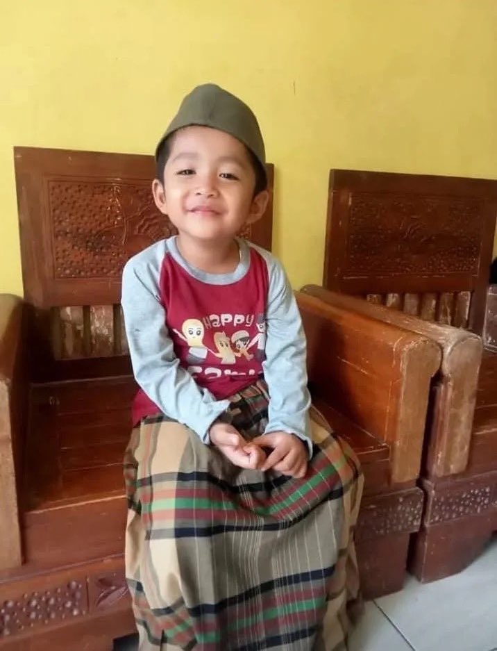TanyarlBase's tweet photo. Anak sekecil ini, seimut ini, seganteng ini, sesoleh ini 💚 jadi korban bully 😭😭 sampe meninggal dunia 😭 kejadiannya di sekolah SD favorit di Pemalang 🥀 https://t.co/FIw0SLTgtL