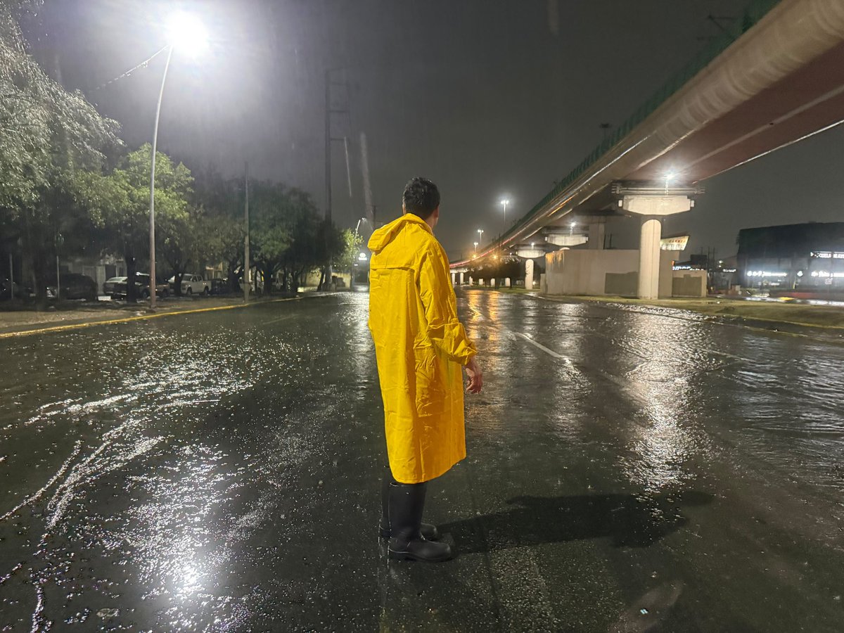 GobSanNicolas's tweet photo. 🌧️💙 Seguimos en calle, limpiando alcantarillas y supervisando puntos críticos para prevenir inundaciones y cuidar la seguridad de las familias nicolaítas.

Cuando llueve, lo más importante es mantenernos seguros.@daniel_carrillo https://t.co/tdQvHLX2b6