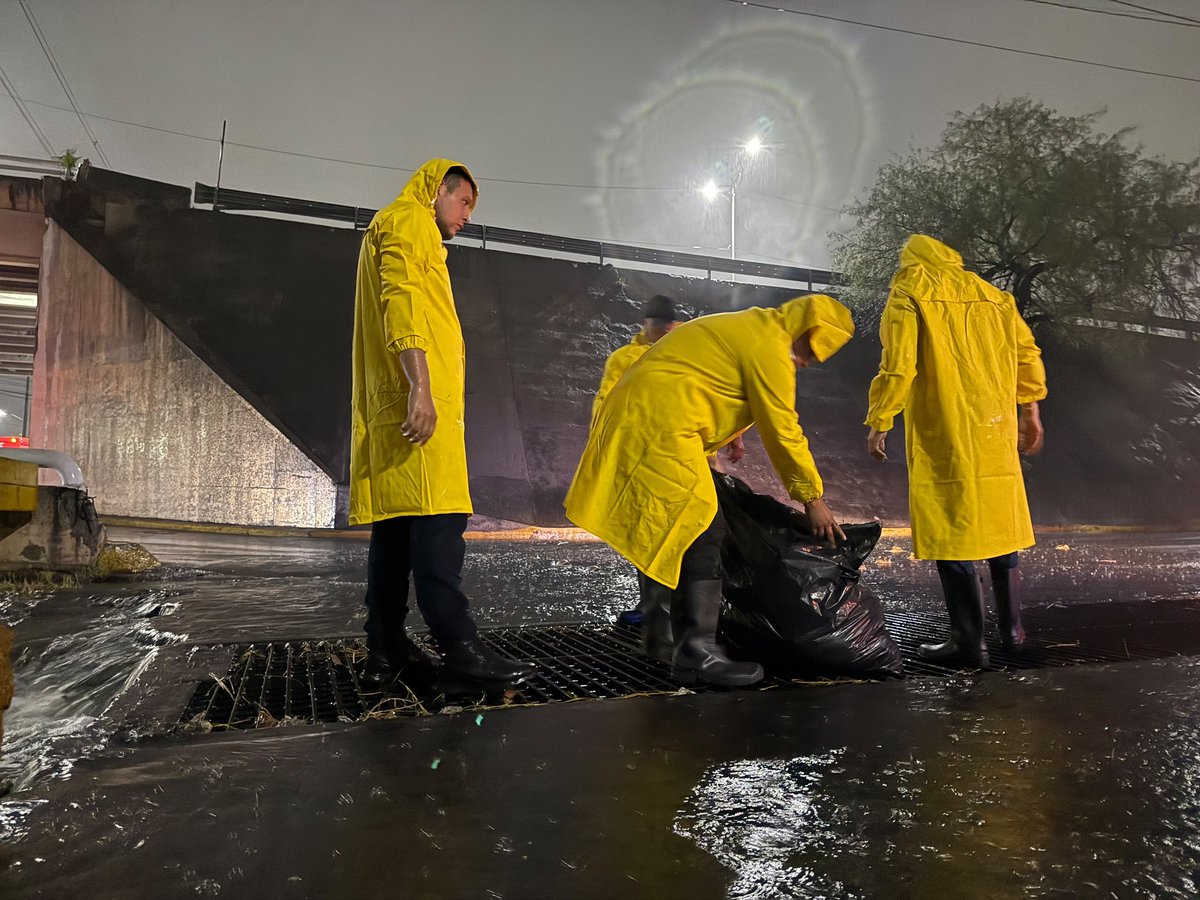 GobSanNicolas's tweet photo. 🌧️💙 Seguimos en calle, limpiando alcantarillas y supervisando puntos críticos para prevenir inundaciones y cuidar la seguridad de las familias nicolaítas.

Cuando llueve, lo más importante es mantenernos seguros.@daniel_carrillo https://t.co/tdQvHLX2b6