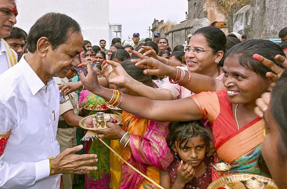 KTRBRS's tweet photo. In India, a daughter's marriage often means a lifetime of debt for her parents

Behind the wedding lights and music, there is always a family counting loans

KCR garu understood this pain when a tribal father, Banothu Keemanayak shared his tragic story of losing the savings he kept aside for his daughter’s wedding

Most would have helped one family. But KCR garu decided to stand with every girl child’s family in Telangana

And that’s how #KalyanaLakshmi / Shaadi Mubarak was born

12 years. 
16.78 lakh families. 
Rs 16,375 Crores…

Given without ever being written in a manifesto…

Given without a stage…..
without a chest thumping speech.

For 16 lakh daughters of Telangana, KCR garu stood as their father-figure, a backbone to the family

Kalyana Lakshmi cheque is a promise of dignity from KCR garu

Jai KCR
Jai Telangana