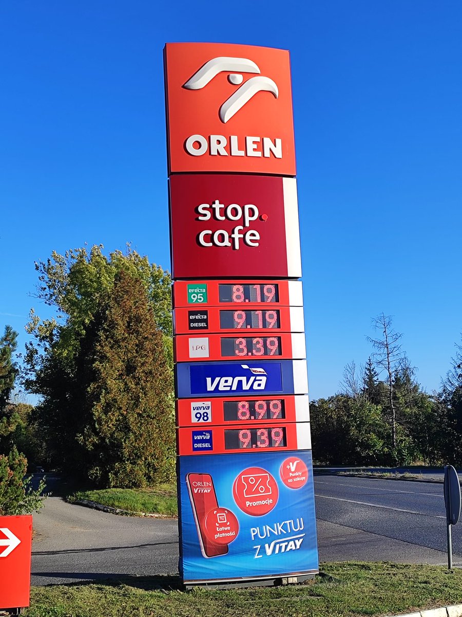 JoachimWal's tweet photo. Ustroń dzisiaj rano 8:00 

paliwo zamiast być po 5,19 kosztuje 
95 - 8,19
diesel 9,19

BRAWO PANIE TUSK!!

I to mimo podpisania przez prezydenta haniebnej ustawy podnoszącej podatki...

Ile jeszcze portfel polskiego podatnika wytrzyma waszą nieudolną politykę?! https://t.co/eZb1XmbGWJ