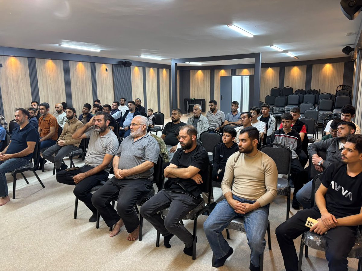 KokluDegisim27's tweet photo. Davetten İslam Devletine: Uyanış Sohbetleri kapsamında bu hafta Abdulkadir Albayram'ın sunumu ile "Yolsuzluk ve Nedenleri" Başlıklı programımızı gerçekleştirdik. 

Sunumda; son zamanlarda gündemde meydana gelen yolsuzluk haberlerinin ana kaynağı ele alındı. Aslında tüm bu yolsuzluklara kapı aralayanın laik-demokratik sistem olduğu, belirli şahısların ferdi yolsuzluklarından ziyade; mevcut küresel sistemin tamamen toplumları sömürü üzerine kurulduğu, insanlar üzerinde tatbik edilen bu sistem çökmediği müddetçe yolsuzluk haberlerinin ne ilk ne de son olacağından bahsedildi. 
Çözüm olarak ise; yüzyıllar boyunca tüm insanlığa refah sunmuş, ilahi kaynağa dayanan İslam Nizâmın'ın tatbik edilmesi gerekliliği islamın iktisadi düzeni örnekliğinde sunuldu.