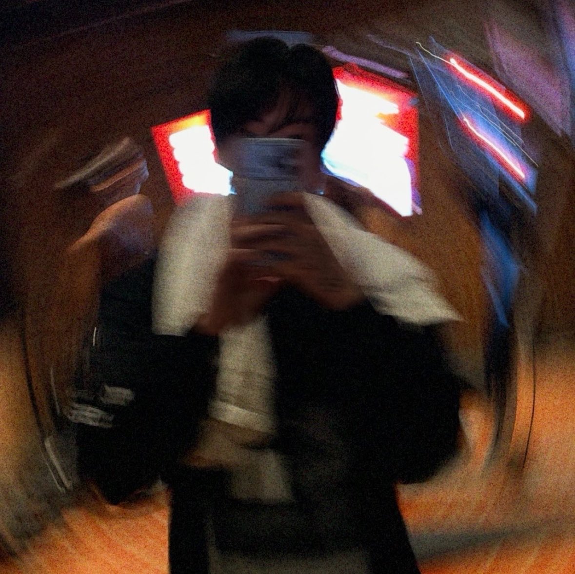 dreamjeons's tweet photo. seems like jungkook got the iphone 18 in glacier https://t.co/yeUAXsQLzX