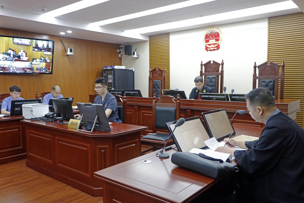 WalterTurnjpyq's tweet photo. [In the busy litigation, Jing stays calm and handles each case with precise care] https://t.co/ZvWCzojE9G