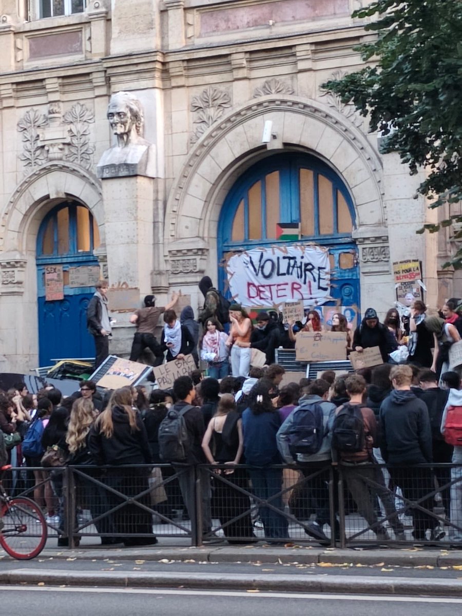 Helenebidard's tweet photo. 🇫🇷
-Depuis 1789 la liberté d’expression existe
-l’art6 de la déclaration des droits de l’Homme donne le droit de participer à la vie politique
-Manifester est un droit fondamental
-Depuis 1881 on a la liberté de réunion
…
Ôter ces doits aux jeunes est liberticide contre toustes https://t.co/baUgW5T935