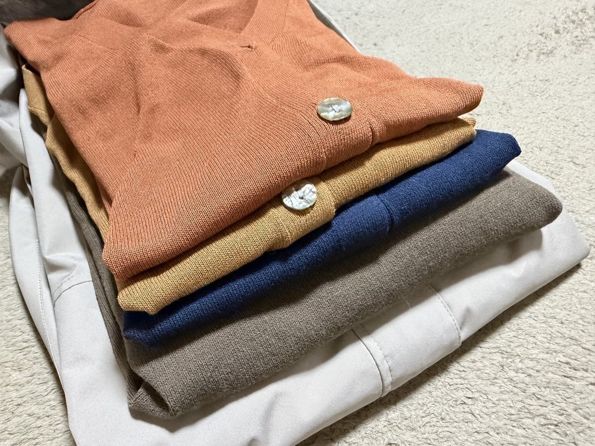 keika_sr's tweet photo. パンプスと、秋のお洋服また何着か買った。
色々な色が増えるとテンション上がる🧡🤎🩷
Tシャツ一枚でも秋の色だったりするだけでも素敵だよね♡
仲良しさんが履いているブラウンのスニーカーかっこよかったなぁ。 https://t.co/OYRhVpNQck