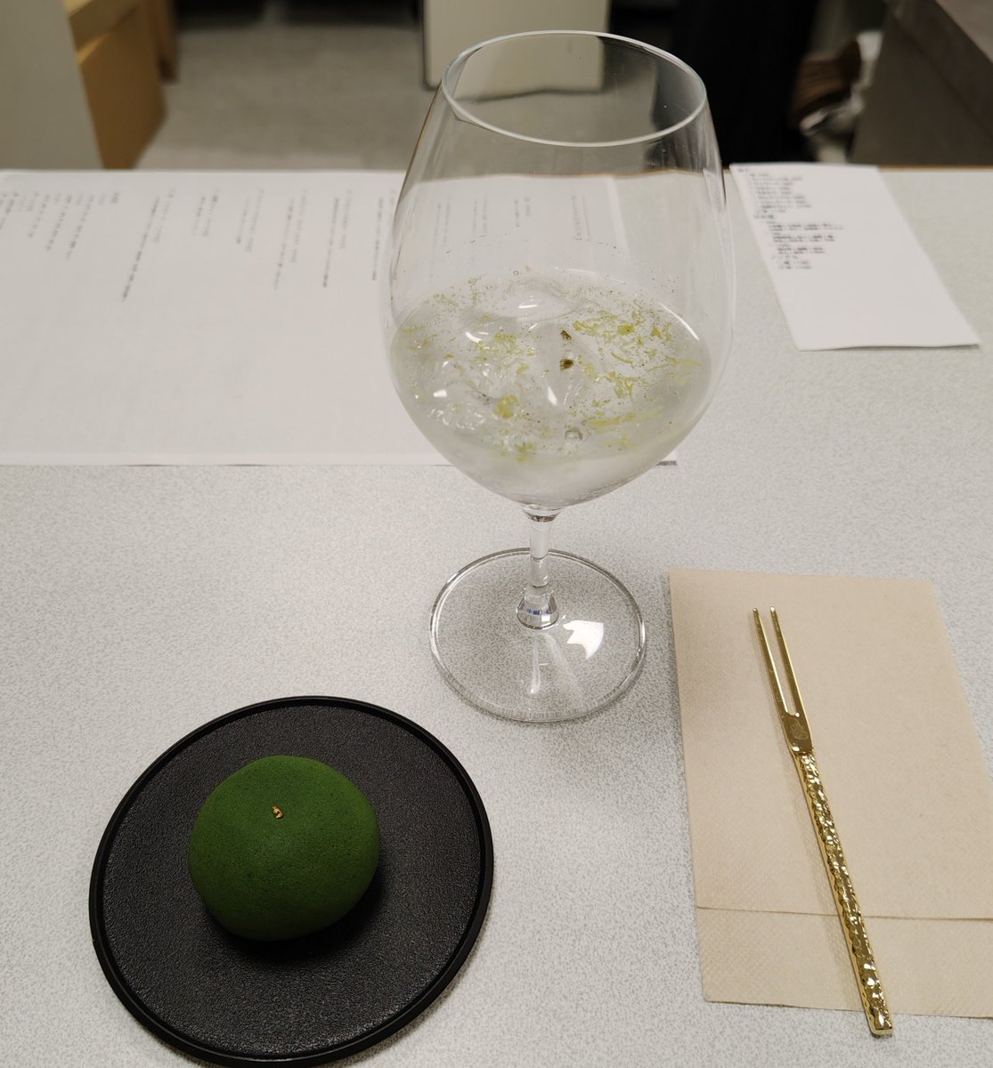 yosyhum's tweet photo. 和菓子魂
とも栄さんイートイン
抹茶を目の前で白餡に練り込み、瑞羊羹のこし餡を包む翠
ペアリングドリンクは檸檬の皮と杉の香り、山椒のスパイス感が、バーで頂くカクテルみたいでオシャレ💕
カッサータの方も、ドライフルーツにシェリー樽の香りがする日本酒の素敵なマリアージュが良き😋 https://t.co/tf0Ljyfnxk
