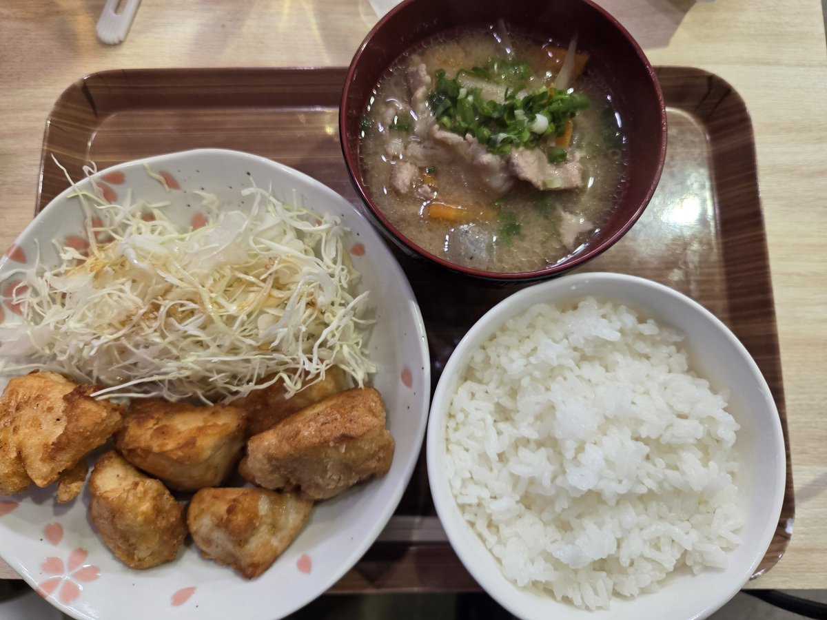saryuru's tweet photo. さるめし完成しました
唐揚げ豚汁定食
唐揚げは揚げたてを提供するので美味しいです！ https://t.co/hAw0xc6oWG