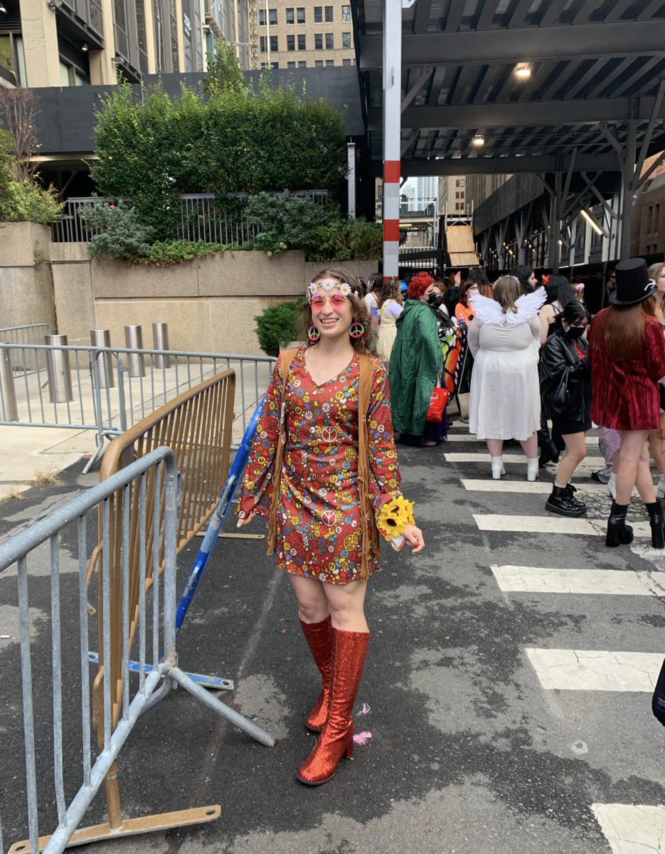 FaithPopCulture's tweet photo. I had the most amazing privilege to see @Harry_Styles for his first ever Harryween back in 2021 at @TheGarden & now @VividSeats is hosting a giveaway to win Harryween tickets for this year! It would be a dream come true to win & celebrate Halloween w/ Harry! ๐๐ป #VividHarryween https://t.co/HgBfr13ByH