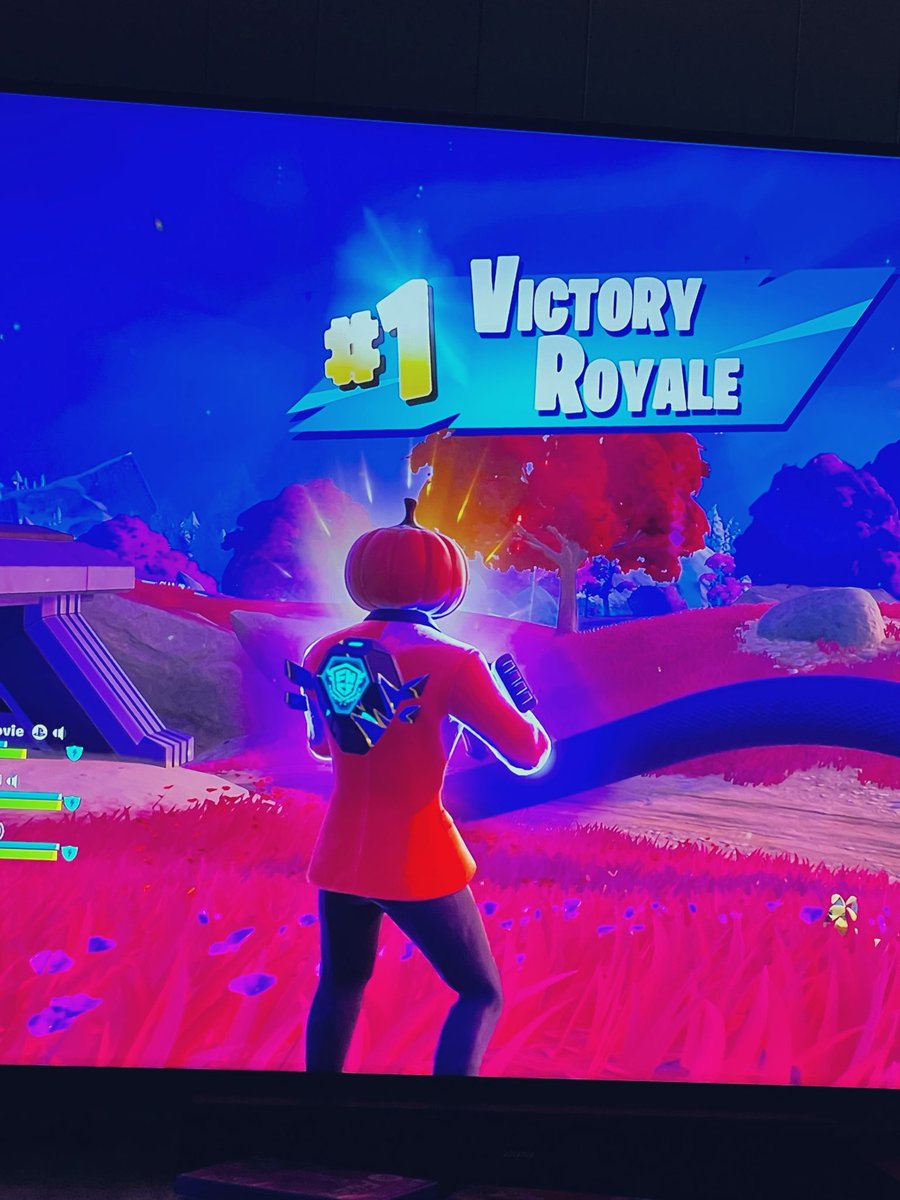 Sanchez15JJ's tweet photo. #Fortnite #Fortnitemares #gamer
#victory  👑 

“W” before bed 

GN https://t.co/fNSUcbSZyN