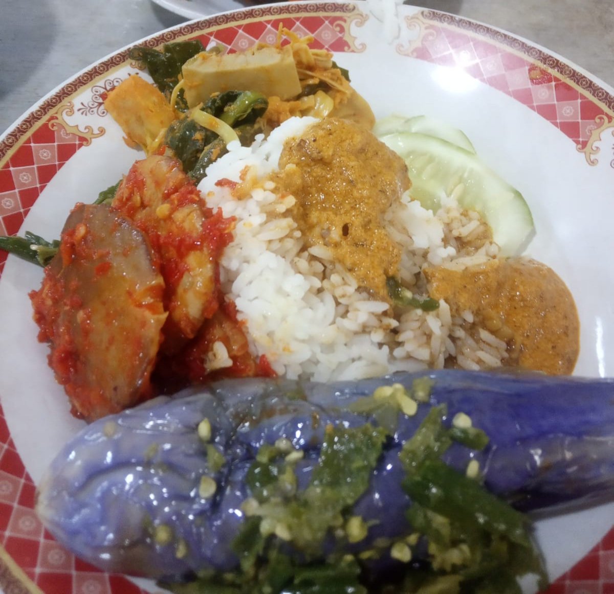 chandraLaras26's tweet photo. Makan nasi padang ngga harus ke kota Padang 😀 https://t.co/25SCiS4Xz6