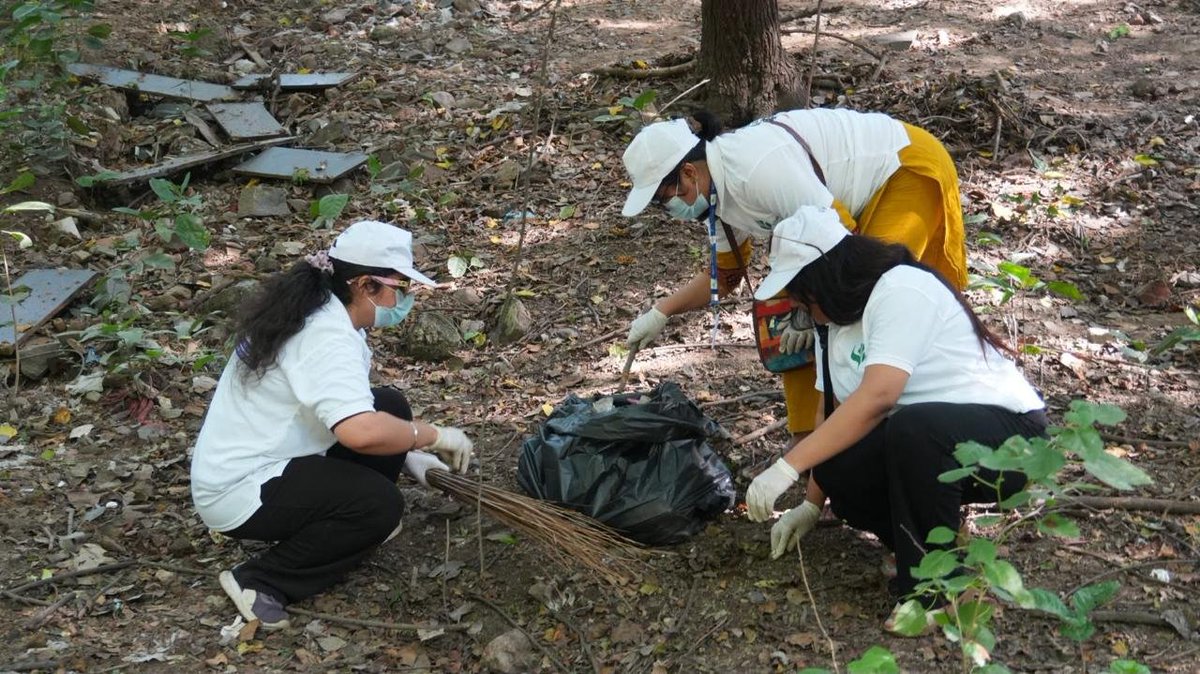 APEDADOC's tweet photo. The initiative reflects the enduring spirit of Mahatma Gandhi’s vision of cleanliness, collective responsibility and service to society.

Clean surroundings. Green spaces. Collective responsibility.

@DoC_GoI
@PIB_India

#DoC_GoI #APEDA #GandhiJayanti #Swachhata #SwachhataHiSeva https://t.co/cFa7VvvQWu