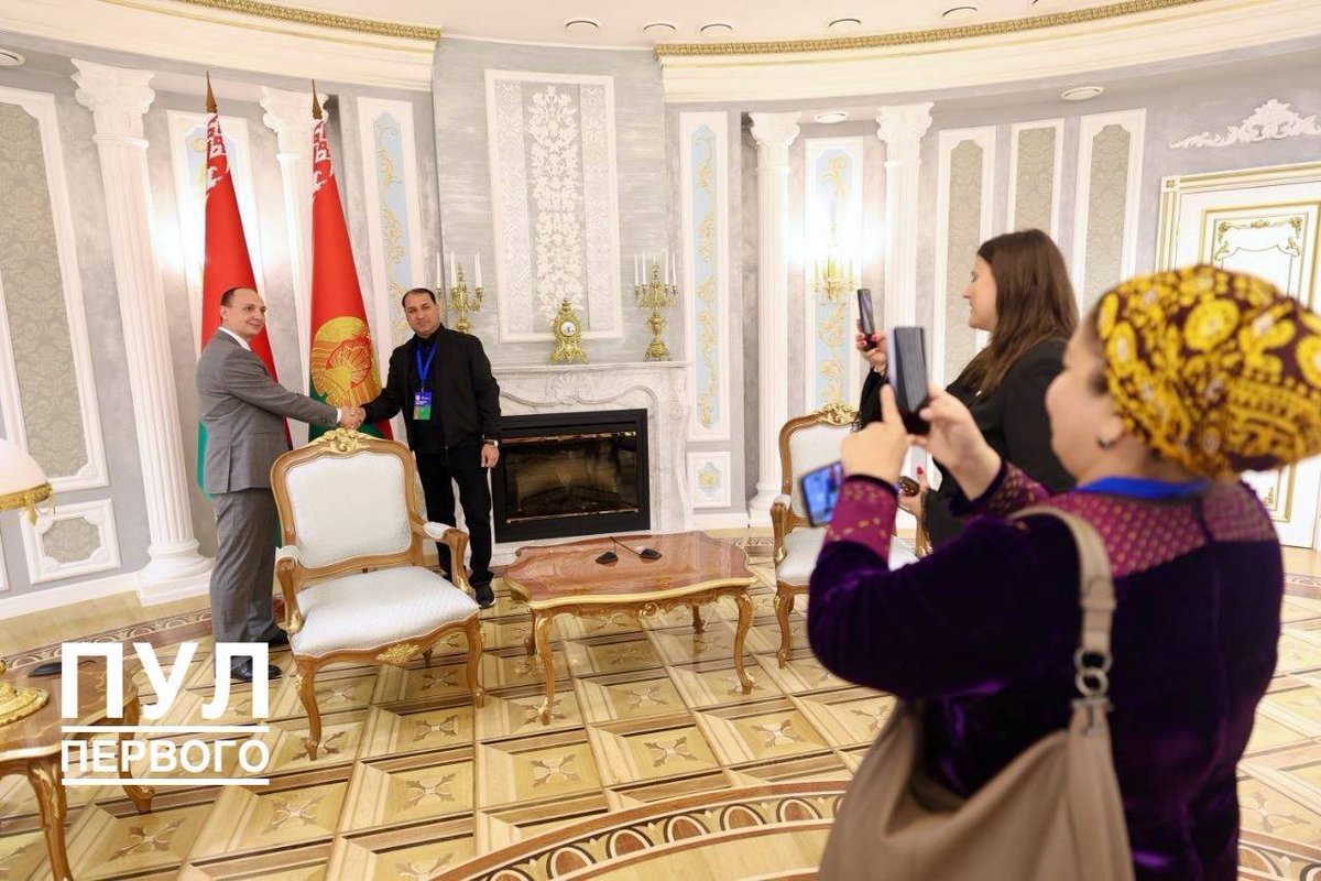 ActualidadBel's tweet photo. 👩🏻‍🏫 👨🏻‍🏫 Visita guiada al Palacio de la Independencia para profesores. 

No solo de Belarús, también de Kazajistán, Kirguistán, Rusia, Tayikistán, Turkmenistán y Uzbekistán. 
Hilo👇🏼🇧🇾 https://t.co/IxkQd9HBGl
