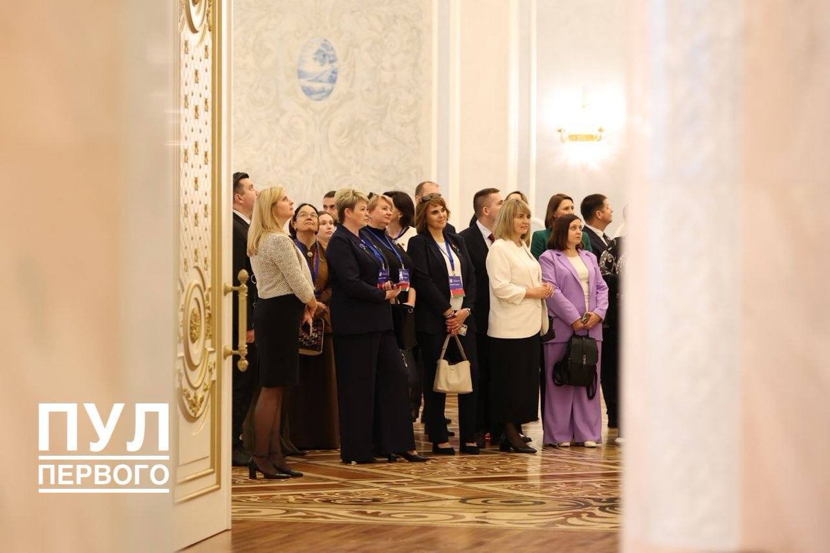 ActualidadBel's tweet photo. 👩🏻‍🏫 👨🏻‍🏫 Visita guiada al Palacio de la Independencia para profesores. 

No solo de Belarús, también de Kazajistán, Kirguistán, Rusia, Tayikistán, Turkmenistán y Uzbekistán. 
Hilo👇🏼🇧🇾 https://t.co/IxkQd9HBGl