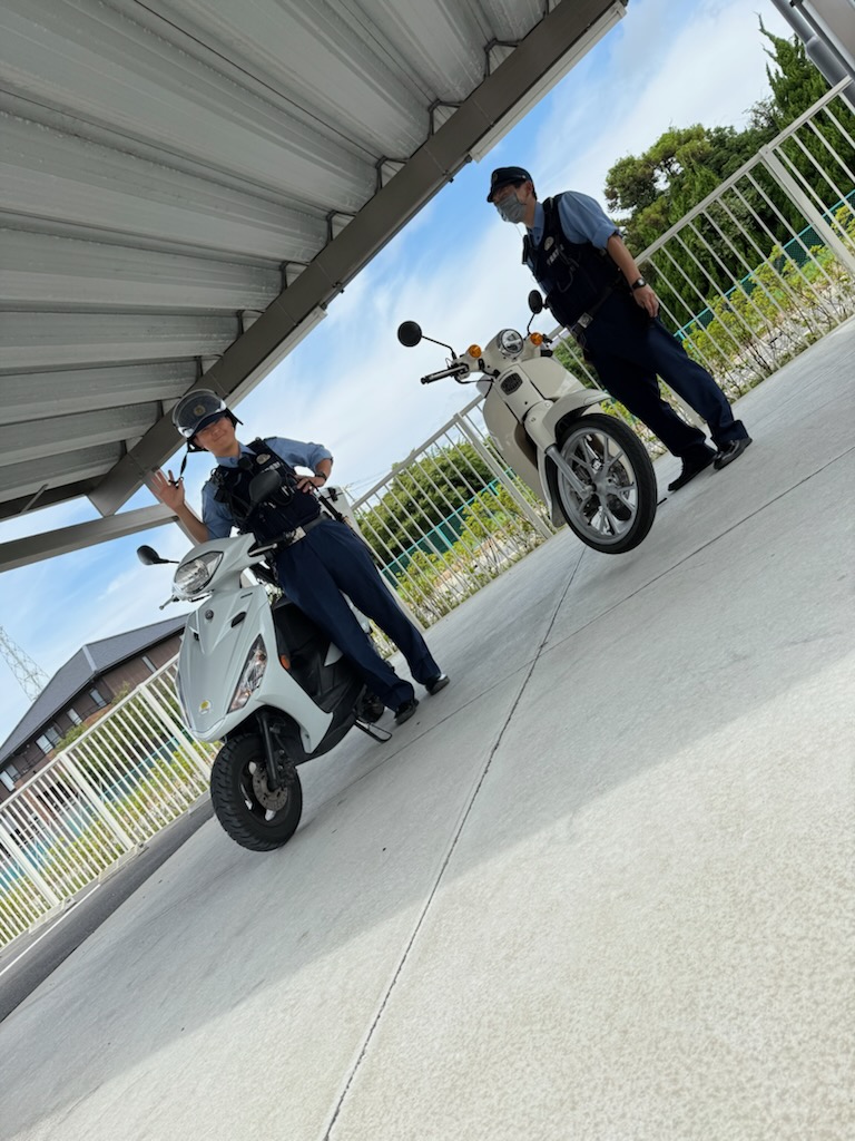 TateyamaPolice's tweet photo. 【職場環境】

真剣に、楽しく。

仕事に向き合う姿勢も
仲間との笑顔も大切にしています。

＃千葉県警察 ＃採用 ＃新卒 ＃転職 ＃公務員
＃未来の警察官へ ＃健康経営優良法人 https://t.co/0MJZKsFlsc