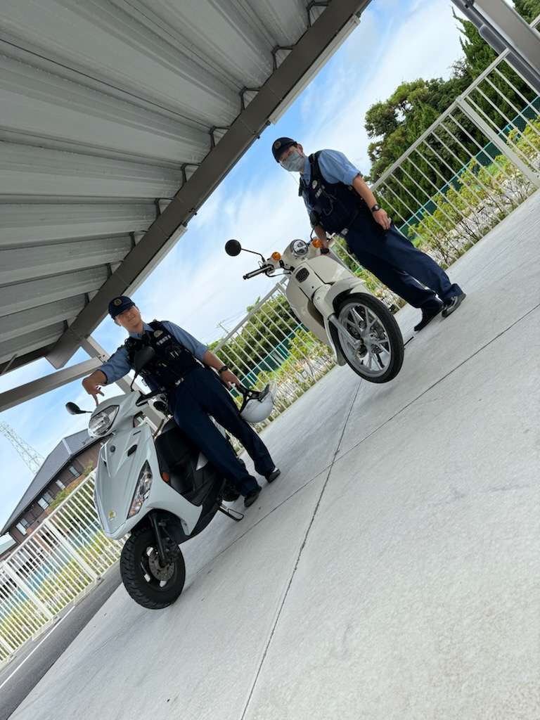 TateyamaPolice's tweet photo. 【職場環境】

真剣に、楽しく。

仕事に向き合う姿勢も
仲間との笑顔も大切にしています。

＃千葉県警察 ＃採用 ＃新卒 ＃転職 ＃公務員
＃未来の警察官へ ＃健康経営優良法人 https://t.co/0MJZKsFlsc