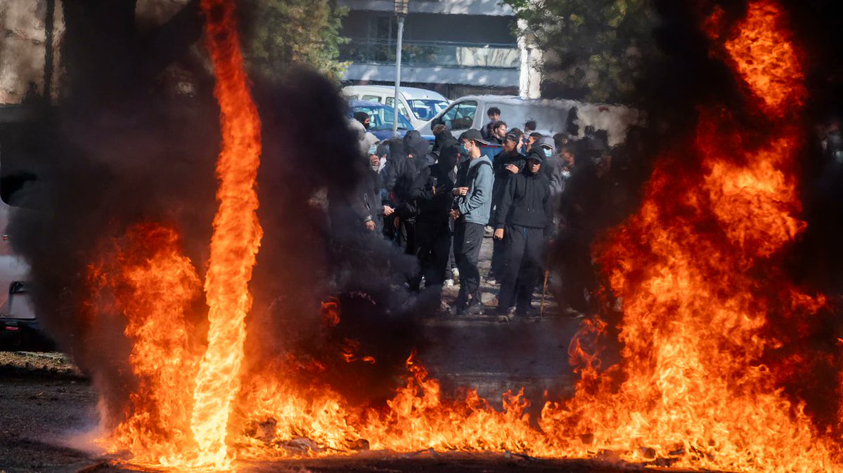CerfiaFR's tweet photo. 🚨🇫🇷 FLASH | 40 proviseurs ont été BLESSÉS hier lors des blocages et violences dans les établissements scolaires, selon le ministre de l’Éducation nationale Édouard Geffray. (BFMTV) https://t.co/PI6OFRoWrS