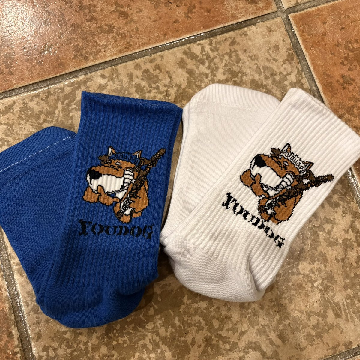 youdog_bass's tweet photo. 🟦youdogくんSOX

🟨アクリルyouDOG TAG

明日の新潟から会場販売します🫶

靴下はMen's / Women'sサイズあります◎
DOG TAGはカラーランダムです！

ゲットしてね〜！！ https://t.co/ZpGhmVIjd5