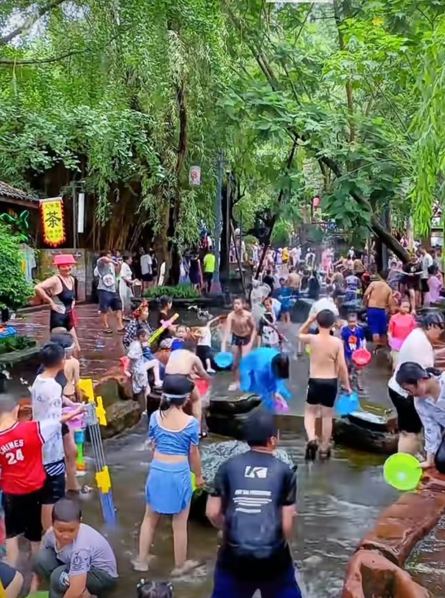 FrozenMararjq1's tweet photo. We danced to cheers as the water level rose up, filling our hearts with joy and warmth tonight. https://t.co/miC2FfiYSD