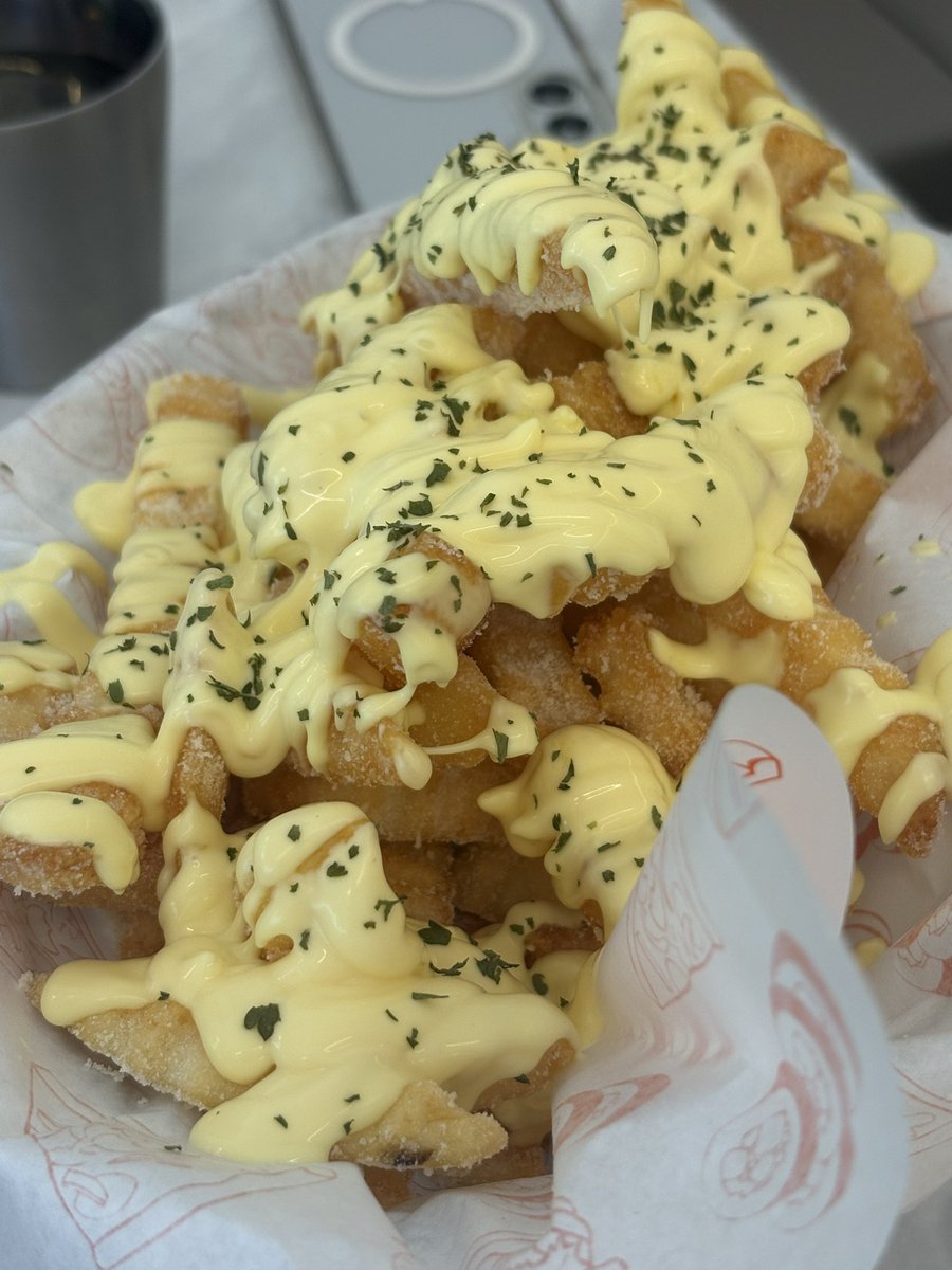 mekyuniee's tweet photo. 오늘 연차내고 하균님 여동생분 떡뽀끼집 다녀와써요 떡볶이 진짜 맛있고 사장님 너무 친절하시고 예쁘셔요,, 💚 (하균님 닮았어요,,,) 

고양이 그림은 하균님이 그린 거 가지고오셨다고하셨어요ㅋㅋㅋㅋㅋㅋㅋㅋㅋㅋ (찐동생바이브,,)

오늘도 하균님 발자취 즐겁따,, 🫶 https://t.co/ZdEjl4qJSp