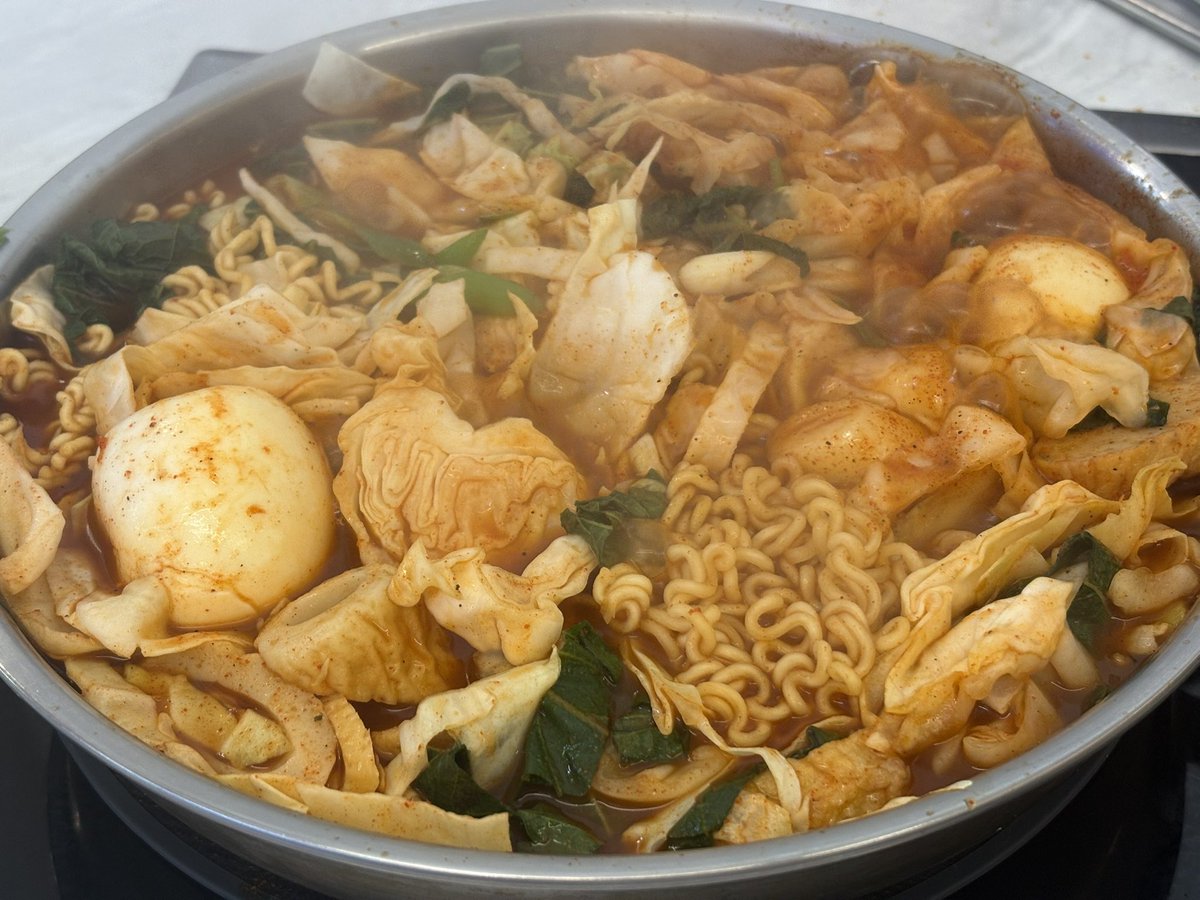 mekyuniee's tweet photo. 오늘 연차내고 하균님 여동생분 떡뽀끼집 다녀와써요 떡볶이 진짜 맛있고 사장님 너무 친절하시고 예쁘셔요,, 💚 (하균님 닮았어요,,,) 

고양이 그림은 하균님이 그린 거 가지고오셨다고하셨어요ㅋㅋㅋㅋㅋㅋㅋㅋㅋㅋ (찐동생바이브,,)

오늘도 하균님 발자취 즐겁따,, 🫶 https://t.co/ZdEjl4qJSp