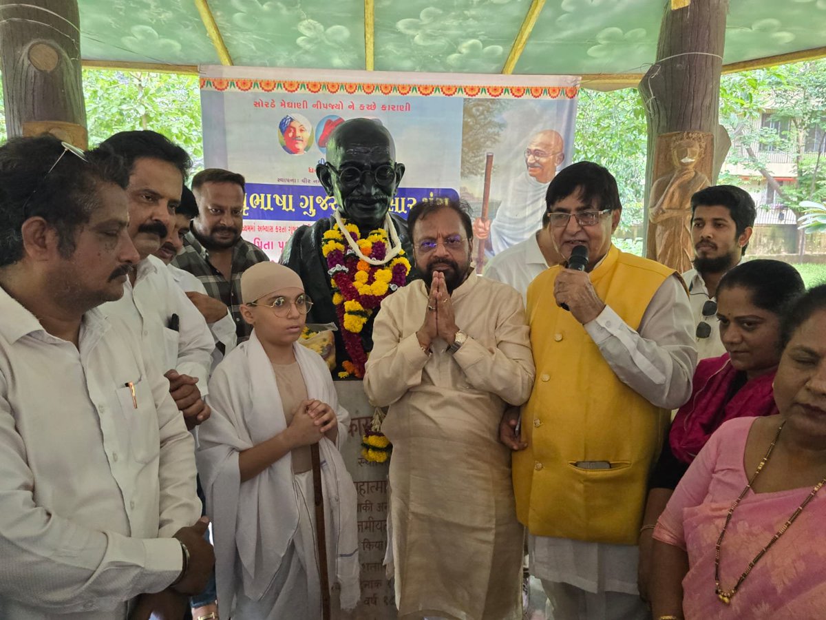 GangadhareBJP's tweet photo. पंतप्रधान आदरणीय @narendramodi जी यांच्या वाढदिवसानिमित्त आयोजित
‘सेवा संकल्प अभियान’ अंतर्गत ‘सेवा मेरा योगदान’ उपक्रमाद्वारे यांच्यासोबत 
भाजपा कोषाध्यक्ष व आमदार  @mihirkotecha जी यांच्यासोबत
मेहुल सर्कल ते विजय नगर उद्यान, एस. एल. रोड येथे‘स्वच्छता अभियान’ राबविण्यात आले. https://t.co/izch1y2rpt