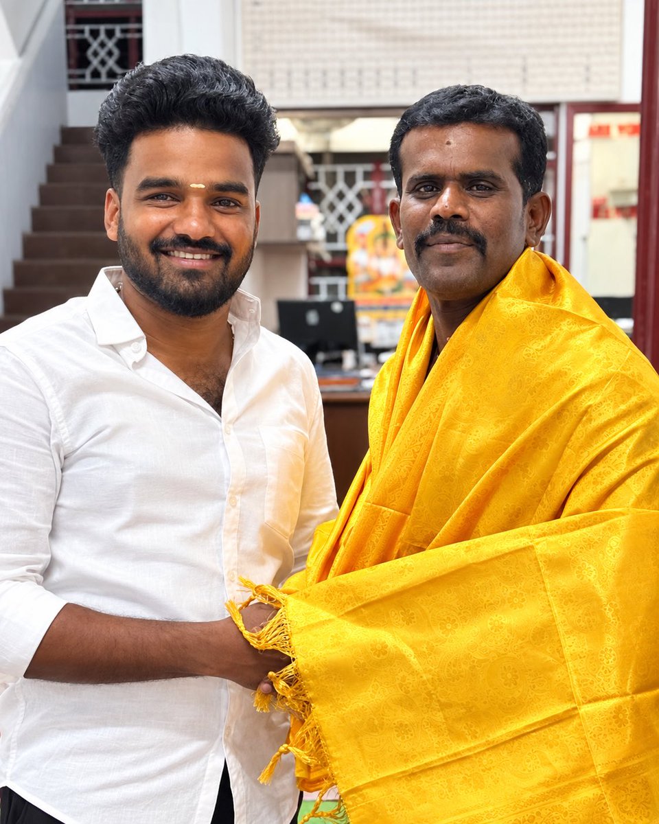 KovaiManiPMK's tweet photo. கோவையில் 40 கி.மீ துரத்தி கடத்தல்காரர்களைப் பிடித்த தலைமை காவலர் வேல் முருகன் அண்ணனை நேரில் சந்தித்துப் பொன்னாடை போர்த்தி வாழ்த்துகளைத் தெரிவித்துக் கொண்டேன்… #kovaimani #kovai_mani @Cbe_Dist_Police @TNpolice_cz https://t.co/sdAsQLnjfb