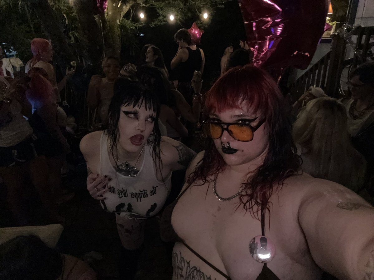 CraigslistModel's tweet photo. MY BEST FRIEND FERINE GOT THEIR TWITTER BACK, GO RUN THEIR SHIT UP https://t.co/PJ2q4WCVGU
