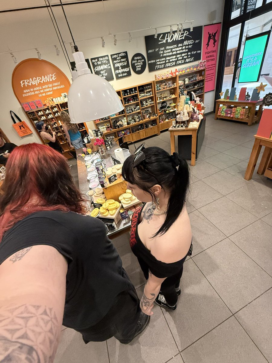 CraigslistModel's tweet photo. MY BEST FRIEND FERINE GOT THEIR TWITTER BACK, GO RUN THEIR SHIT UP https://t.co/PJ2q4WCVGU