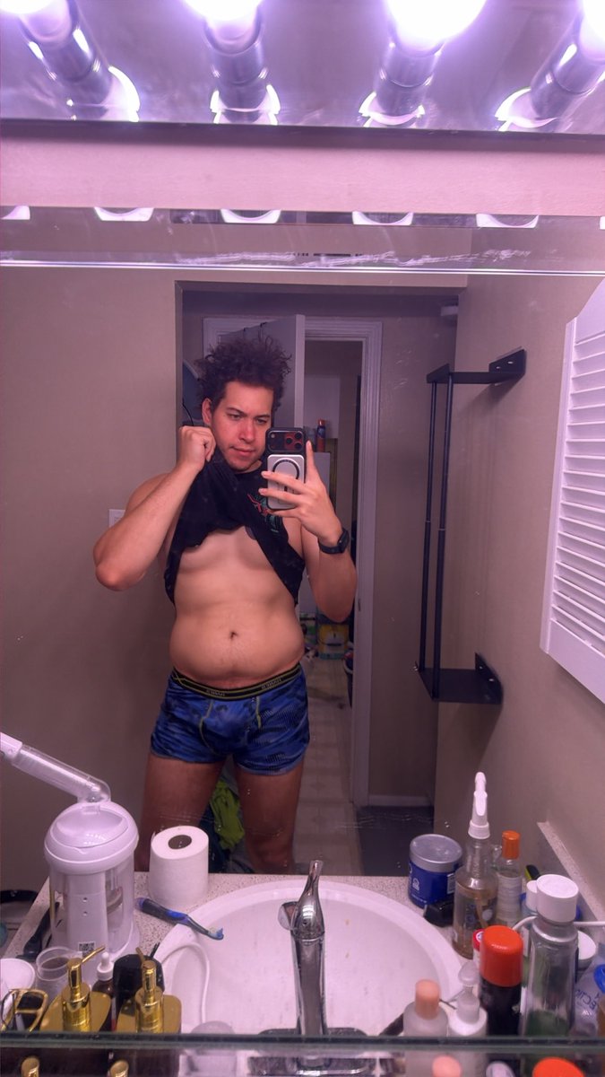 badguybenji's tweet photo. I only remember taking one of these pics, and it’s not the one w the tummy out https://t.co/1lNcgmx4g4