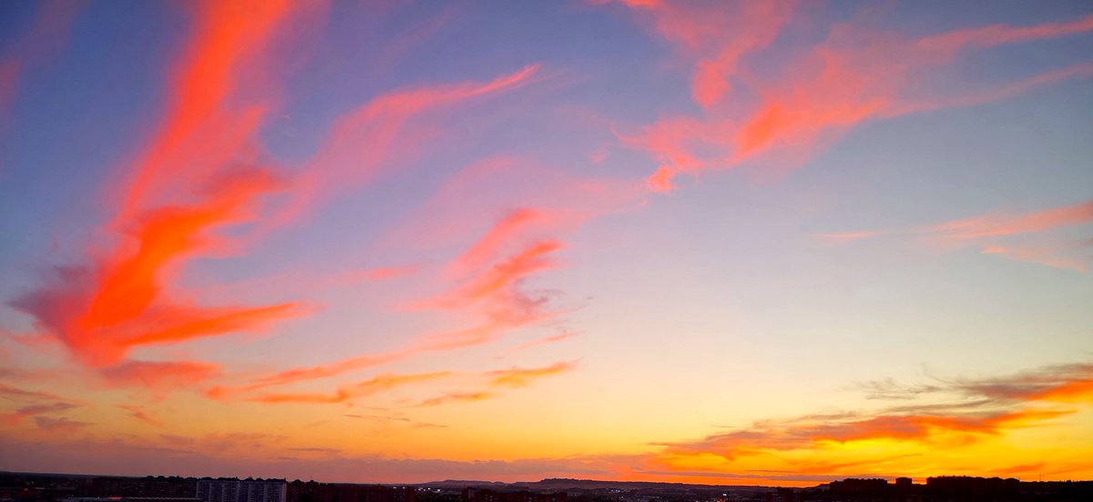 pedro_ojeda's tweet photo. ¿Es este cielo el mismo de siempre? https://t.co/cV4UdLjO3i https://t.co/cb962uu3cM