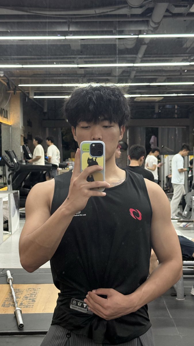 Hhhhadoh's tweet photo. 刚注册x，刚来到香港工作人生地不熟，有厉害的姐姐带带我吗，没遇到过我社恐！ https://t.co/jdfqE1tmFL