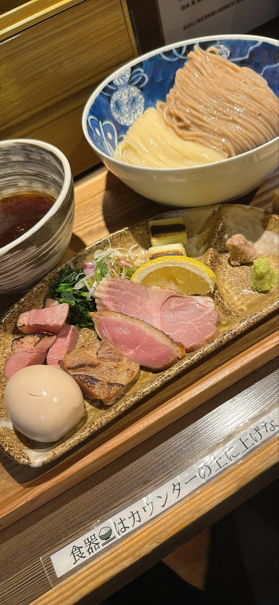 Magata27559's tweet photo. #2026年259杯目
#鴨出汁中華蕎麦麺屋yoshiki
#新小岩麺屋一燈系譜名店念願の初訪問
#特製最上鴨合盛りつけ麺醤油
#麺２種類食べられる喜び
#蕎麦風全粒粉中細ストレート
#うどんライク平打ち太ストレート
#山形県産最上鴨出汁
#新小岩ラーメン
#葛飾区ラーメン https://t.co/yRMHyNl6B9