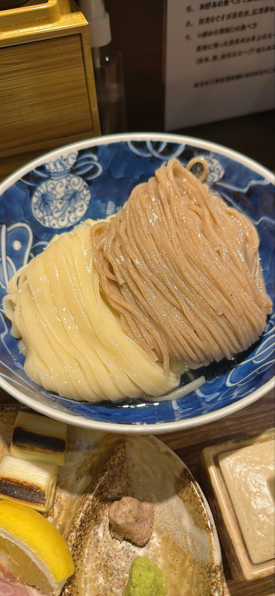 Magata27559's tweet photo. #2026年259杯目
#鴨出汁中華蕎麦麺屋yoshiki
#新小岩麺屋一燈系譜名店念願の初訪問
#特製最上鴨合盛りつけ麺醤油
#麺２種類食べられる喜び
#蕎麦風全粒粉中細ストレート
#うどんライク平打ち太ストレート
#山形県産最上鴨出汁
#新小岩ラーメン
#葛飾区ラーメン https://t.co/yRMHyNl6B9