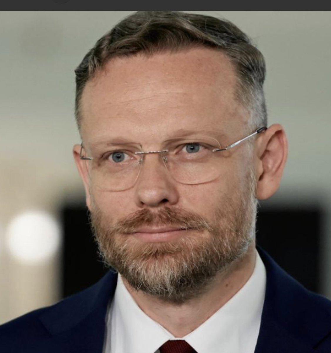 GiertychRoman's tweet photo. Karol Nawrocki zmienił rozporządzeniem tytuły swoich ministrów w Kancelarii Prezydenta. Nie ma już szefa Kancelarii Prezydenta, tylko jest staropolski Nadkoniuszy. Przydacz to Koniuszy, a Andruszkiewicz to Podkoniuszy. https://t.co/vWOSNhlUvE