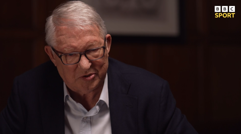 MUnitedFR's tweet photo. Sir Alex Ferguson sur son retour à Old Trafford après son hémorragie cérébrale en 2018 : "J'étais terrifié. J’aimerais pouvoir dire que j’étais à l’aise, mais ce n’était pas le cas. Puis il y a eu les applaudissements, toute cette reconnaissance. Ma femme était avec moi, et elle était au bord des larmes. Quand nous nous sommes assis, elle m’a dit : « C’est fantastique. »." #MUFC