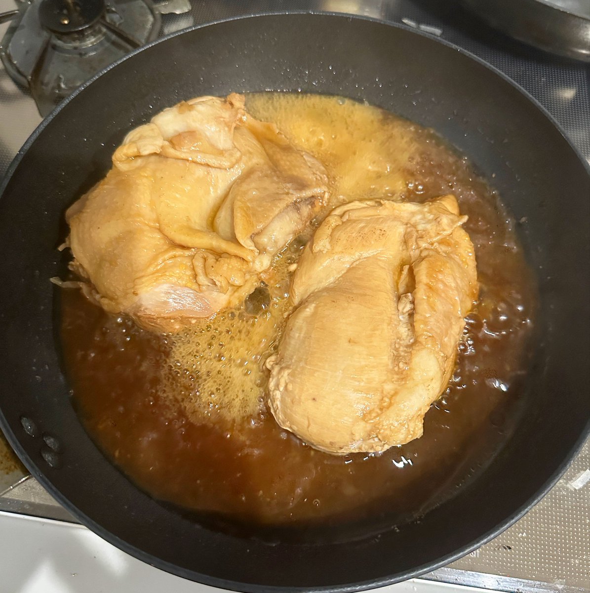 syunkon0507's tweet photo. 倍量&amp;胸肉できました！！

調味料は倍(砂糖大2にポン酢大6)、水は同量の120mlでOK

加熱時間も同じで、沸騰するまで火にかける→蓋して8分→裏返し5分→蓋とってとろみがつくまで数分煮詰める

沸騰するまでと煮詰まるまでの時間が長くなるので自ずと長めに加熱されて、結果的に良い感じになります。 https://t.co/cx68IARF3h