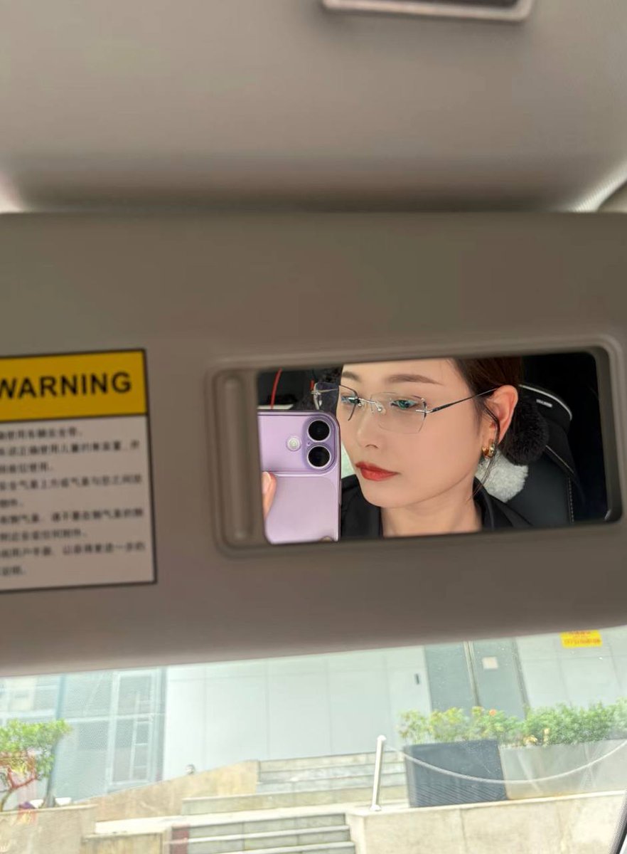 JDimezFans's tweet photo. 我的朋友和客户有事的时候嫌我小不靠谱，一到假期没事的时候嫌我老不带我出去玩。带上眼镜会不会比较成熟靠谱点，反正幼态不了就大大方方成姨吧~ https://t.co/E8fHf6n3Qa