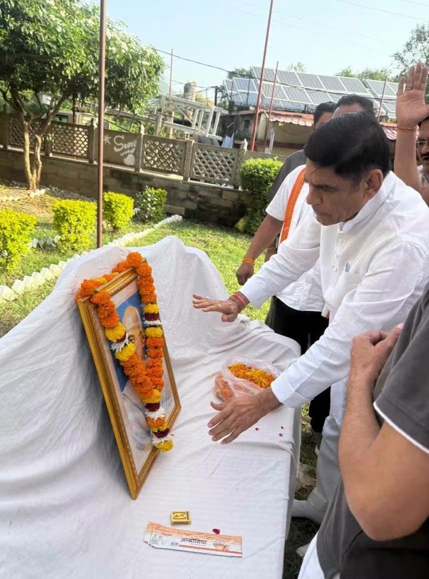 office4shrikant's tweet photo. राष्ट्रपिता महात्मा गांधी जी की जयंती के अवसर पर आज मैहर  में उनकी प्रतिमा पर माल्यार्पण कर नमन किया।

बापू का सत्य, अहिंसा, स्वच्छता और सेवा का संदेश आज भी पूरी मानवता को शांति, सद्भाव और करुणा की राह दिखात�� है। 

#महात्मा_गांधी_जयंती https://t.co/lS4LnSoDxO