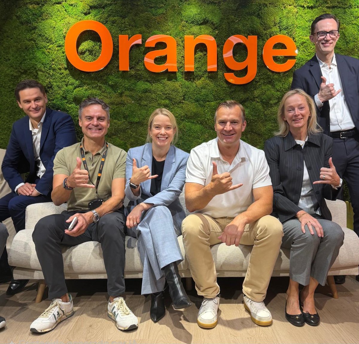 Maini01's tweet photo. ¡Hoy es el Día Mundial de la #Sonrisa - y toca estrenar foto con nuestro logo. 
Una de las cosas que más nos gusta en @orange_es es #sonreír. No es postureo - es una forma de afrontar de forma optimista el trabajo, los retos y el día a día con las personas.
Y en nuestro equipo esto es clave: una sonrisa abre conversaciones, genera confianza y hace que trabajar juntos sea más fácil - y más divertido. 
Es parte de nuestra #cultura y de nuestra forma de ser. 

El #futuro no se espera - se construye cada día. Y siempre es mejor hacerlo con foco, energía, emoción… y una sonrisa. ¡Vamos! 🤙🏻💪

PD: Thanks @jennyklindqvist & team from @ericsson for visiting us. See you soon!!