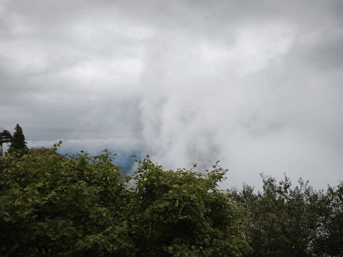 MinowaLive's tweet photo. 今日の筑波山頂は生憎の曇で、頂上は雨が降っており、残念な眺望でした。

今日筑波山に行ったのは、仕事の用事が半分、観光が半分ですねぇ〜(´・ω・`) https://t.co/TjapPXGUmD