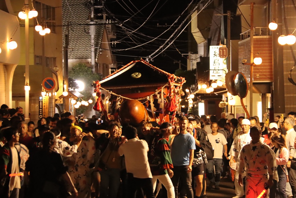 higashiizucho's tweet photo. 明日は天下の奇祭「どんつく祭」です！

どんつく祭と言えばこのお神輿。
子孫繁栄・夫婦和合・無病息災をお祈りし、
このご神体をお祀りしています。

神輿と一緒に写真を撮ったり、神輿担ぎにも参加OK！

ぜひお越しください😆 https://t.co/Cb9ZfnmS6S