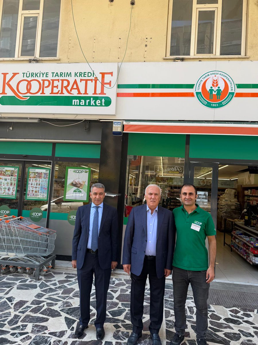 tarimkredi's tweet photo. Tarım Kredi Genel Müdürü Hüseyin Aydın ve Genel Müdür Yardımcısı Mehmet Okan Ateş, Mardin’in Artuklu, Derik ve Mazıdağı ilçelerinde yer alan  KOOP Marketleri ziyaret ederek çalışmalar hakkında bilgi aldı. https://t.co/cfeeOeIOBB