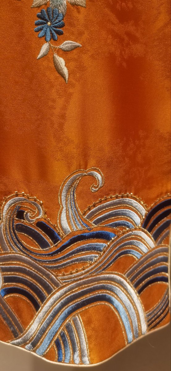AmberFalcomai7's tweet photo. A traditional Chinese 褂 (guà) with a unique qín string (弦, xián) accessory that makes a gentle sound when touched, calling (唤, huàn) passersby to stop and listen. https://t.co/6PqTbbknkk